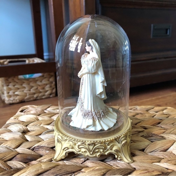Gone with the Wind: Scarlett’s Betrothal limited edition figure with glass dome - Picture 4 of 4